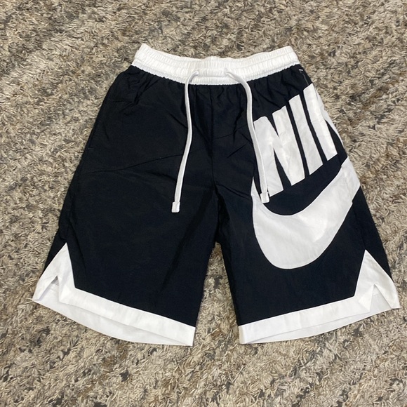 Nike throwback men’s Athletic Shorts with Swoosh sz small black white cv1829-010 - Picture 2 of 10